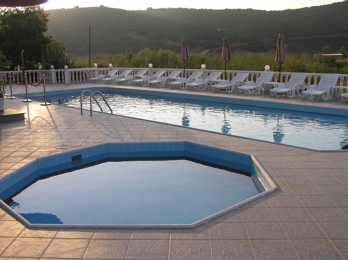 Hotel Alexandros Амудья Екстер'єр фото